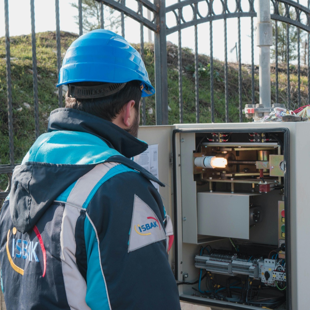 Peran inti sekring fotovoltaik ing sirkuit: proteksi safety lan proteksi kakehan